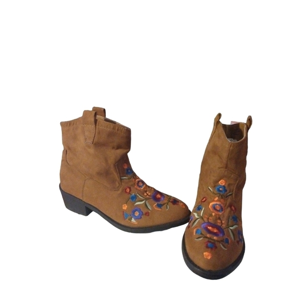 Embroidered Cheyenne MUDD Multi Color Floral Vegan Suede Ankle Boots Sz. 6 - Picture 4 of 7